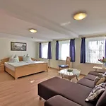 Apartment Clausen - Mit 4 Schlafzimmern, 2 Baedern, Aufenthaltsraum Mit Kamin Und Garten *
