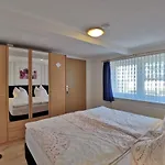 Clausen - Mit 4 Schlafzimmern, 2 Baedern, Aufenthaltsraum Mit Kamin Und Garten