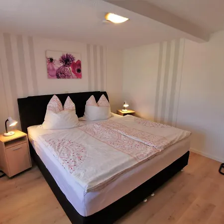 Clausen - Mit 4 Schlafzimmern, 2 Baedern, Aufenthaltsraum Mit Kamin Und Garten Janneby